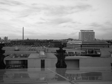 Siyah beyaz gece Berlin havadan görünümü