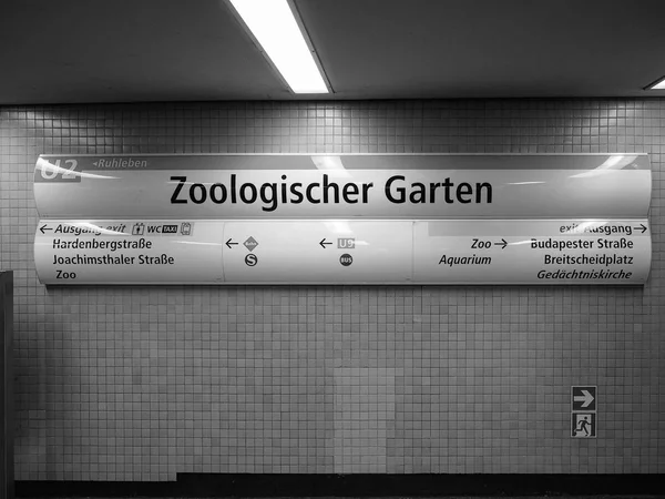 U Zoologischer Garten metróállomás jel Berlinben fekete és — Stock Fotó