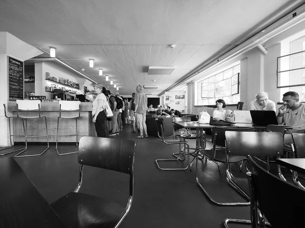 Bauhaus à Dessau en noir et blanc — Photo