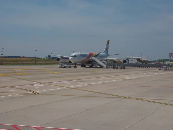 Air Belgium Airbus A340-300 en el aeropuerto de Bruxelles Charleroy — Foto de Stock