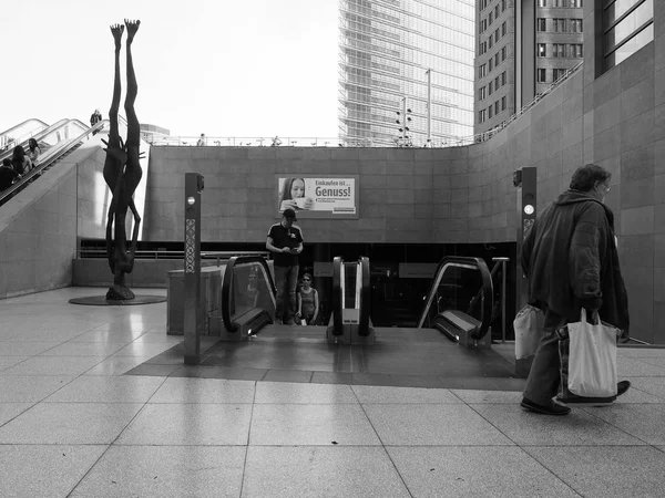 Estação Bahnhof Potsdamer Platz em Berlim em preto e branco — Fotografia de Stock