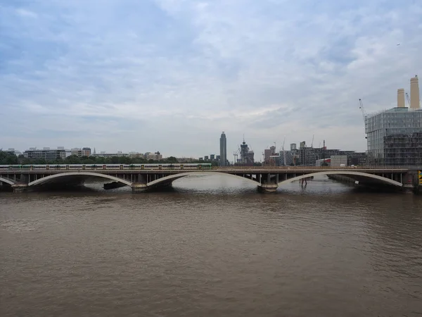 ロンドンのテムズ川に架かるグロブナー橋 — ストック写真
