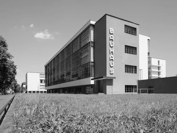 Bauhaus i Dessau i svartvitt — Stockfoto