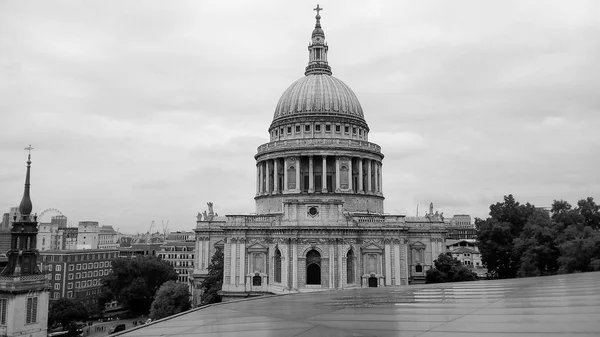 Catedral de São Paulo em Londres em preto e branco — Fotografia de Stock