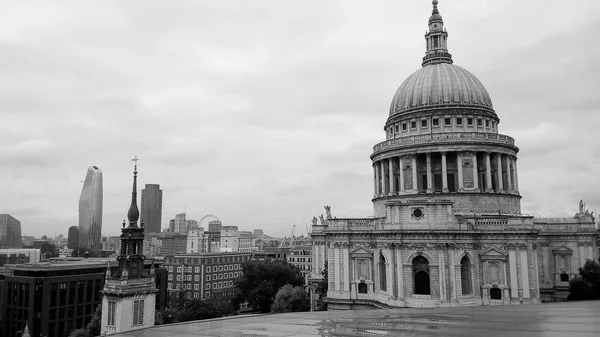 St. Paul Kathedrale in London in schwarz und weiß — Stockfoto