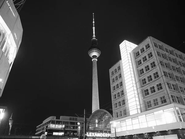 Alexanderplatz w Berlinie w nocy w czerni i bieli — Zdjęcie stockowe