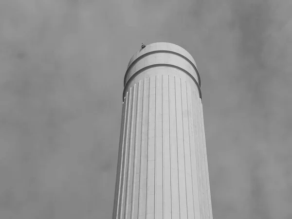 Battersea Power Station chimney in London in black and white — Stock Photo, Image