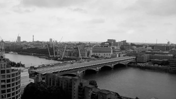 Siyah beyaz Londra silüeti görünümü — Stok fotoğraf