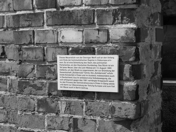 Wall of Gdansk in Berlin in black and white — Stock Photo, Image