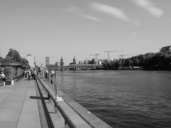 Oberbaum híd Berlinben, fekete-fehér — Stock Fotó