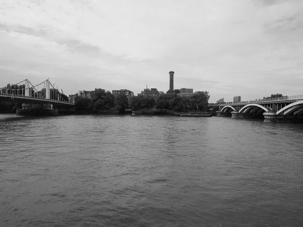 Albert Bridge et Victoria Bridge sur la Tamise à Londres en — Photo