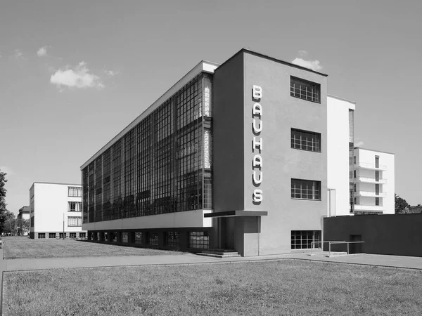 Bauhaus in Dessau, siyah beyaz — Stok fotoğraf