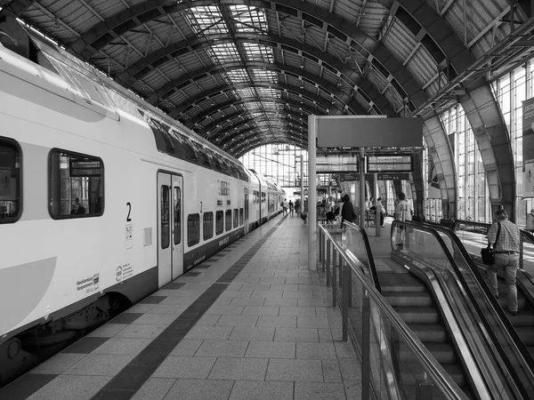 Berlin'de Alexanderplatz istasyonu siyah beyaz — Stok fotoğraf