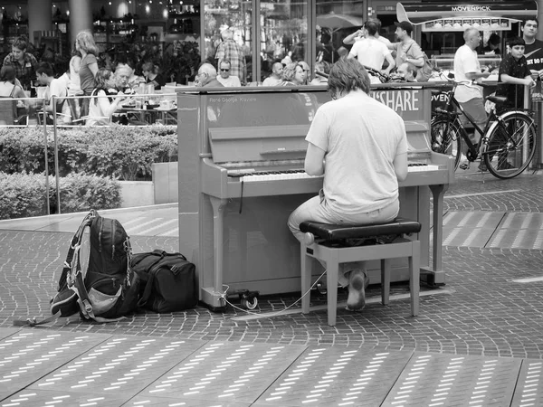 Man playing piano in Berlin in black and white — Stock Photo, Image