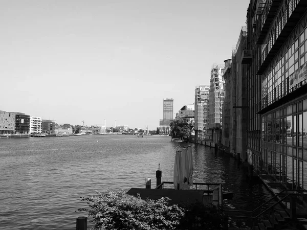 Berlin'de siyah beyaz River Spree — Stok fotoğraf