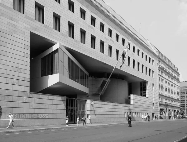Britische Botschaft in Berlin in Schwarz-Weiß — Stockfoto