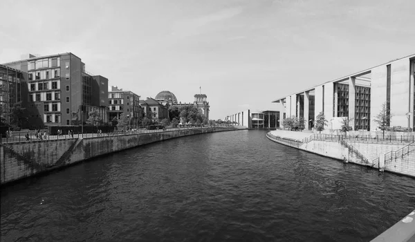 Fiume Sprea a Berlino in bianco e nero — Foto Stock