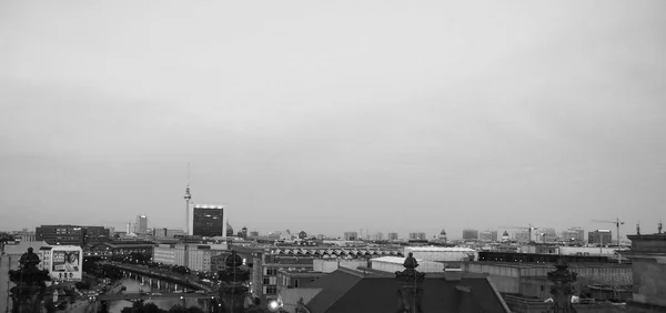 흑백으로 밤에 베를린의 공중 보기 — 스톡 사진