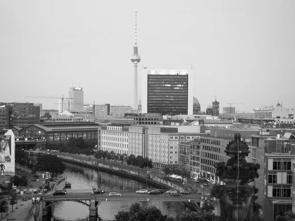 Luchtfoto van Berlijn 's nachts in zwart-wit — Stockfoto