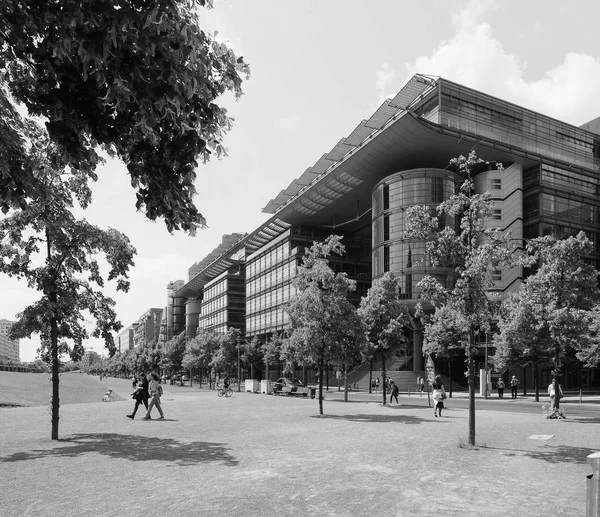 Potsdamerplatz Berlin'de siyah beyaz — Stok fotoğraf