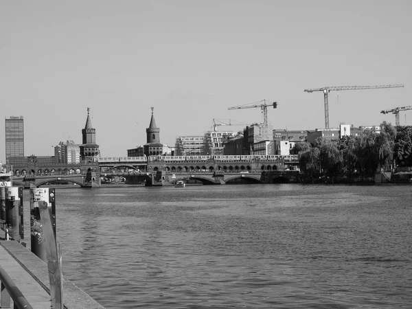 Most Oberbaum w Berlinie w czerni i bieli — Zdjęcie stockowe