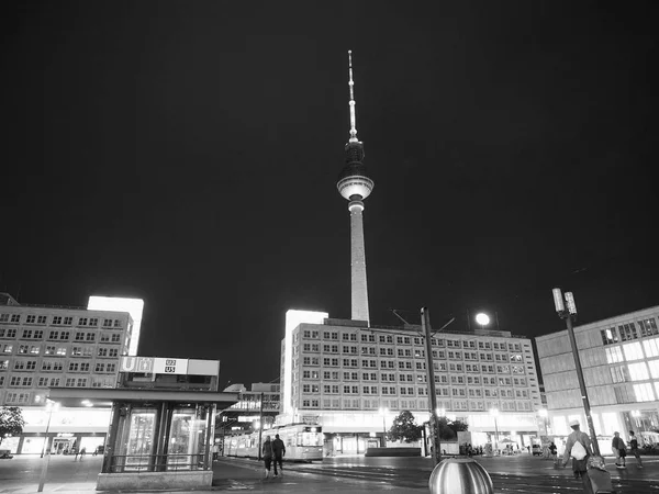 Alexanderplatz Berlinben éjjel fekete-fehér — Stock Fotó