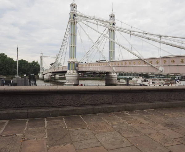 伦敦泰晤士河畔的阿尔伯特桥 — 图库照片