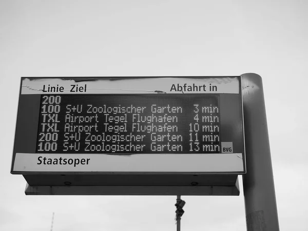 Buszmegálló jele Berlinben fekete-fehérben — Stock Fotó