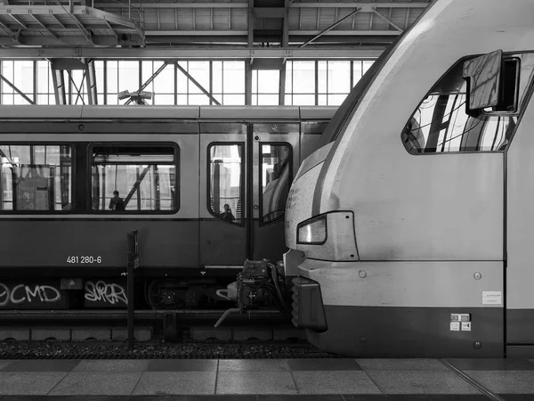 Stacja Alexanderplatz w Berlinie w czerni i bieli — Zdjęcie stockowe