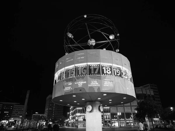 Urania Weltzeituhr (Orologio Mondiale Urania) a Berlino in bianco e nero — Foto Stock