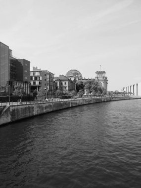 Berlin'de siyah beyaz River Spree