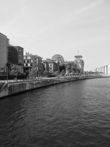 Rzeka Spree w Berlinie w czerni i bieli — Zdjęcie stockowe