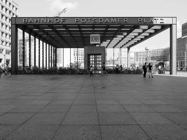 Bahnhof Postupsdamer Platz v Berlíně v černém a bílém — Stock fotografie