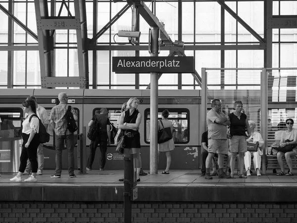Александерплац станция в Берлине в черно-белом — стоковое фото