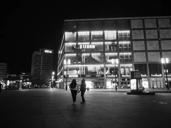 Alexanderplatz w Berlinie w nocy w czerni i bieli — Zdjęcie stockowe