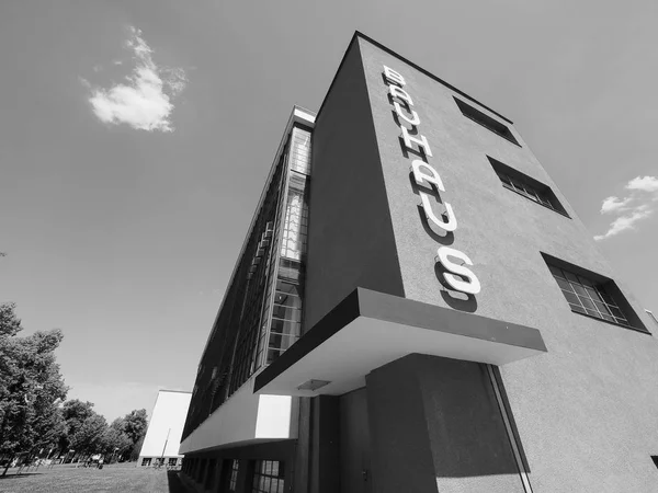 Bauhaus i Dessau i svartvitt — Stockfoto