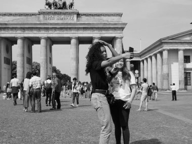 Brandenburger Tor (Brandenburg Kapısı) Berlin'de siyah ve beyaz
