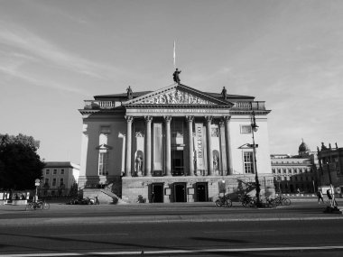 Deutsche Staatsoper (Alman Devlet Operası) Berlin'de siyah ve 