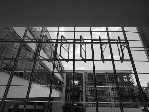 Bauhaus in Dessau in zwart-wit — Stockfoto