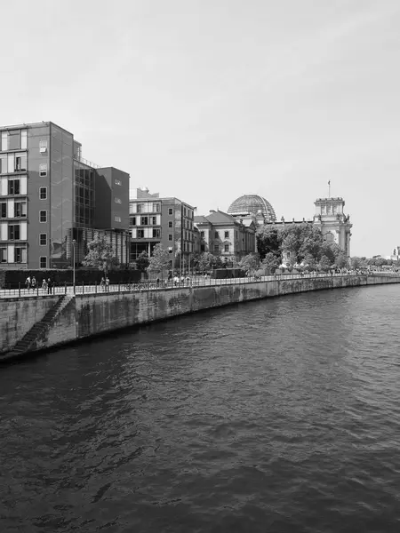 Fiume Sprea a Berlino in bianco e nero — Foto Stock