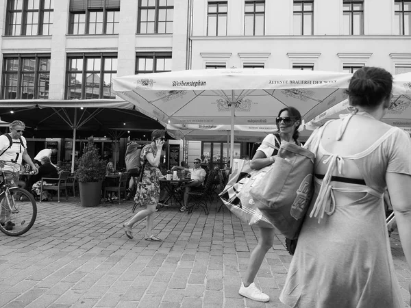 Hackescher Markt i Berlin i svart och vitt — Stockfoto