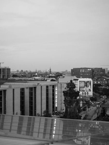 Luchtfoto van Berlijn 's nachts in zwart-wit — Stockfoto