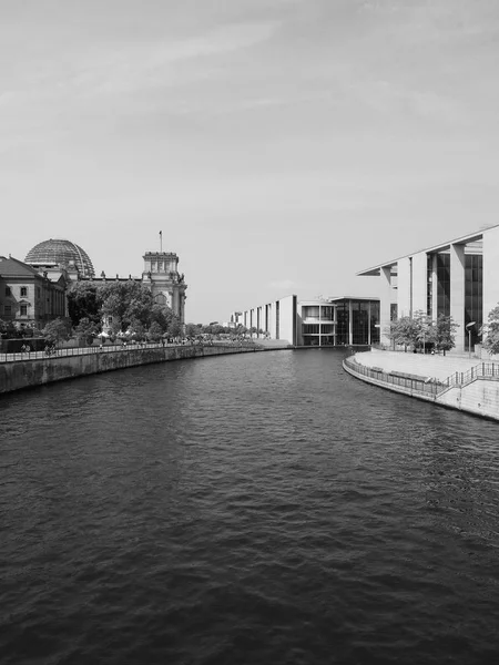 Rzeka Spree w Berlinie w czerni i bieli — Zdjęcie stockowe
