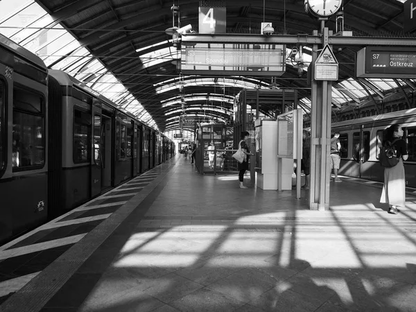 Berlin'de Ostkreuz tren istasyonu siyah beyaz — Stok fotoğraf