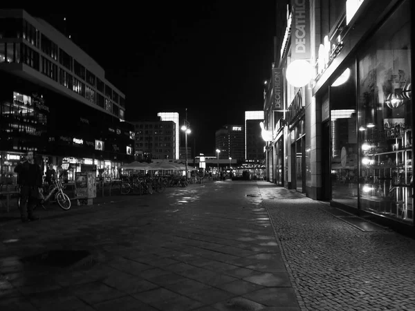 Alexanderplatz w Berlinie w nocy w czerni i bieli — Zdjęcie stockowe