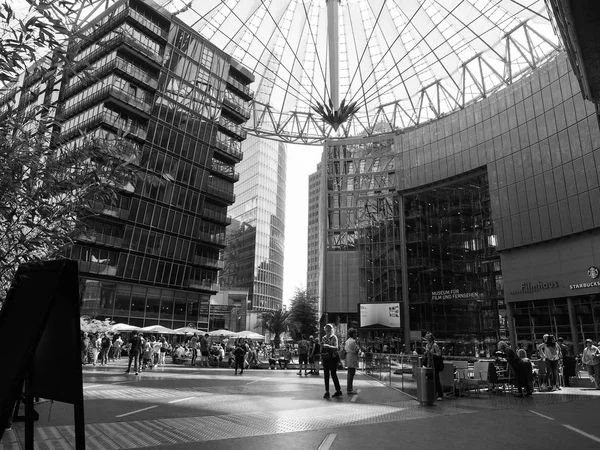 Sony Center em Berlim em preto e branco — Fotografia de Stock