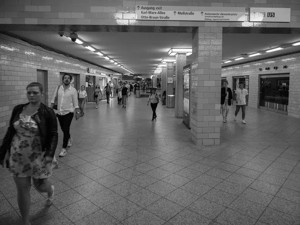 Александерплац станция в Берлине в черно-белом — стоковое фото