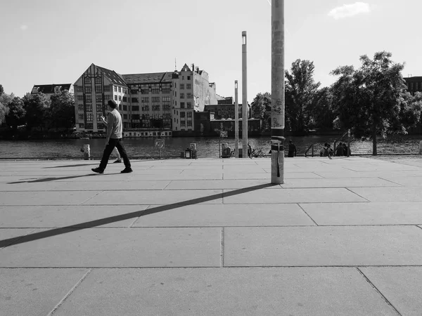 Berlin'de siyah beyaz River Spree — Stok fotoğraf