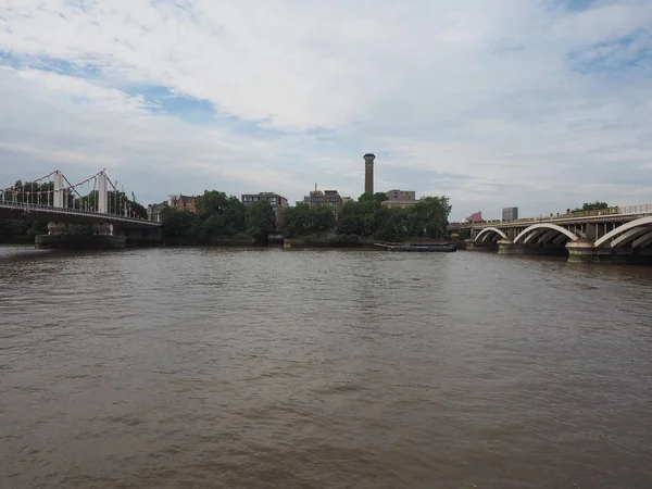 Albert Bridge et Victoria Bridge sur la Tamise à Londres — Photo