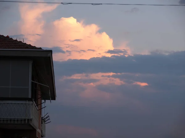 Rote Wolken bei Sonnenuntergang — Stockfoto